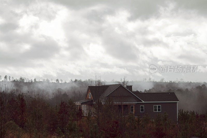 Country Mountain Home on Foggy Morning。